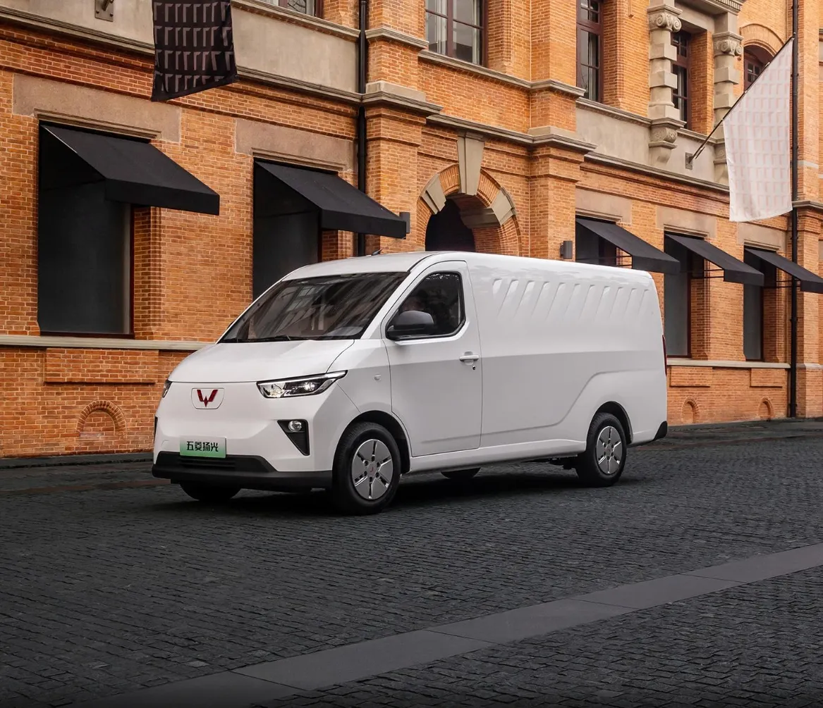 2024 neuer Minivan reine elektrische Hochgeschwindigkeits-Nutzfahrzeug Wuling Yangguang Cargo Van für den Transport von Neue-Energiefahrzeugen