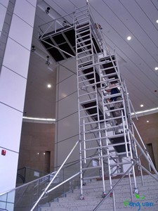CBDMART Fácil instalación Móvil Fuerte capacidad de carga Gancho de escalera colgante Plataforma de escenario Andamio de aluminio Torre Andamio - Product Image 4