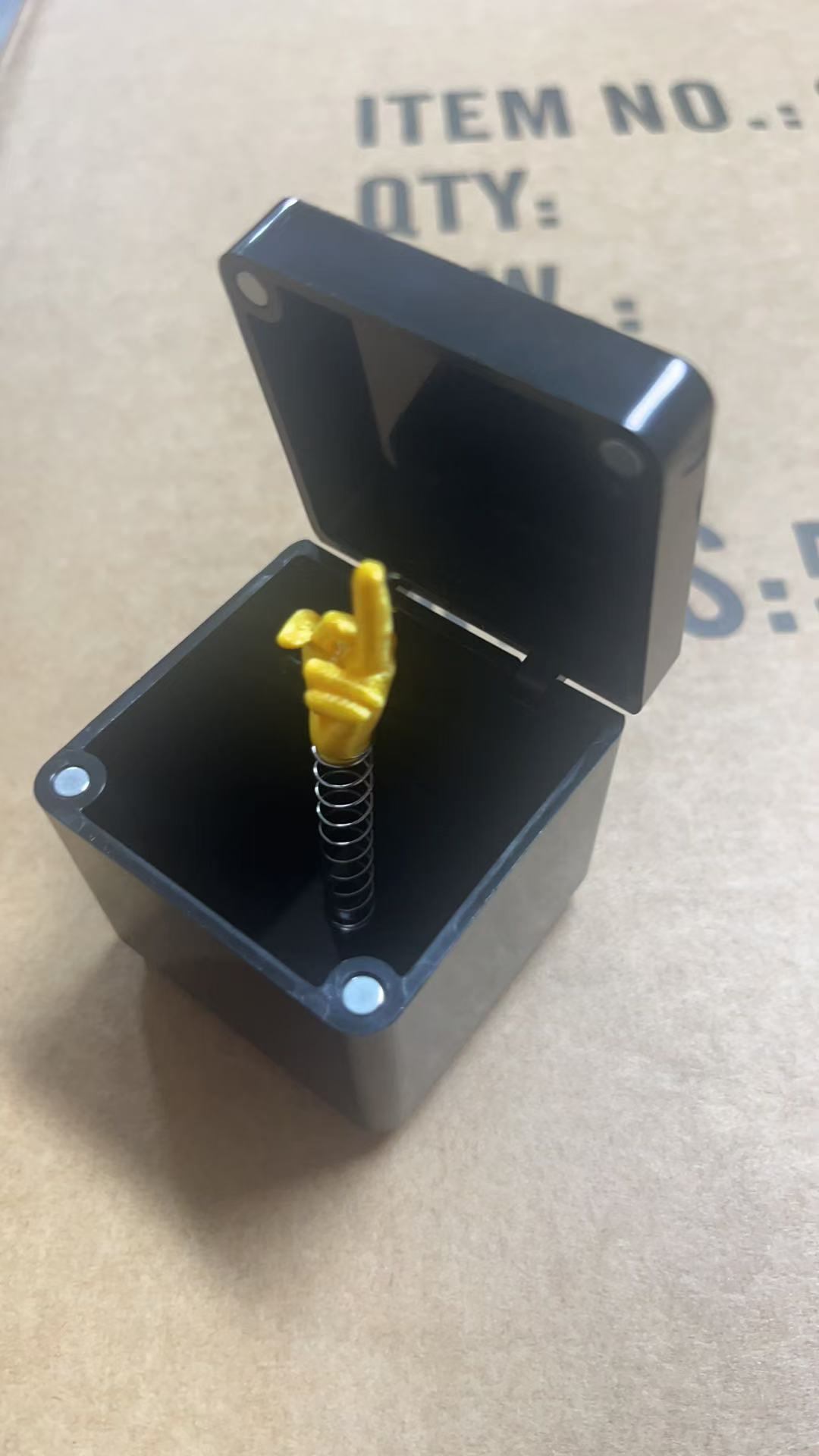 Middle finger gift box (English color box)