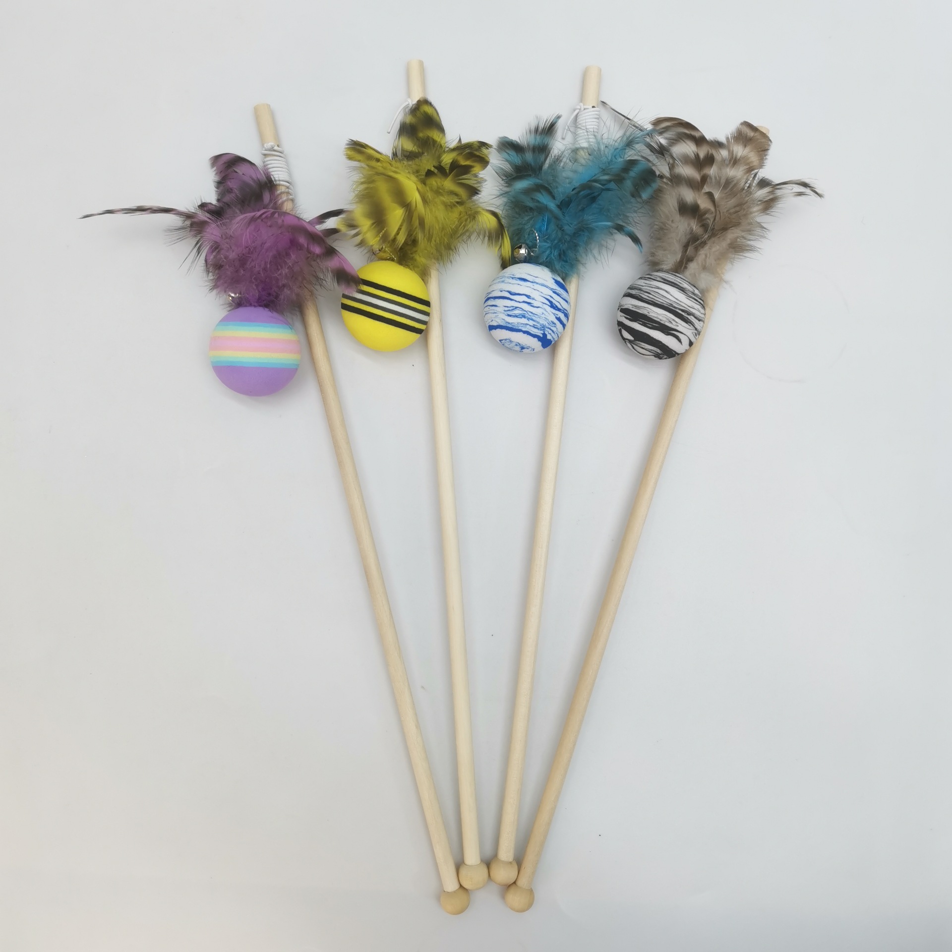 Palo de juguete para gatos con pluma, bola arcoíris y poste de madera integrado.