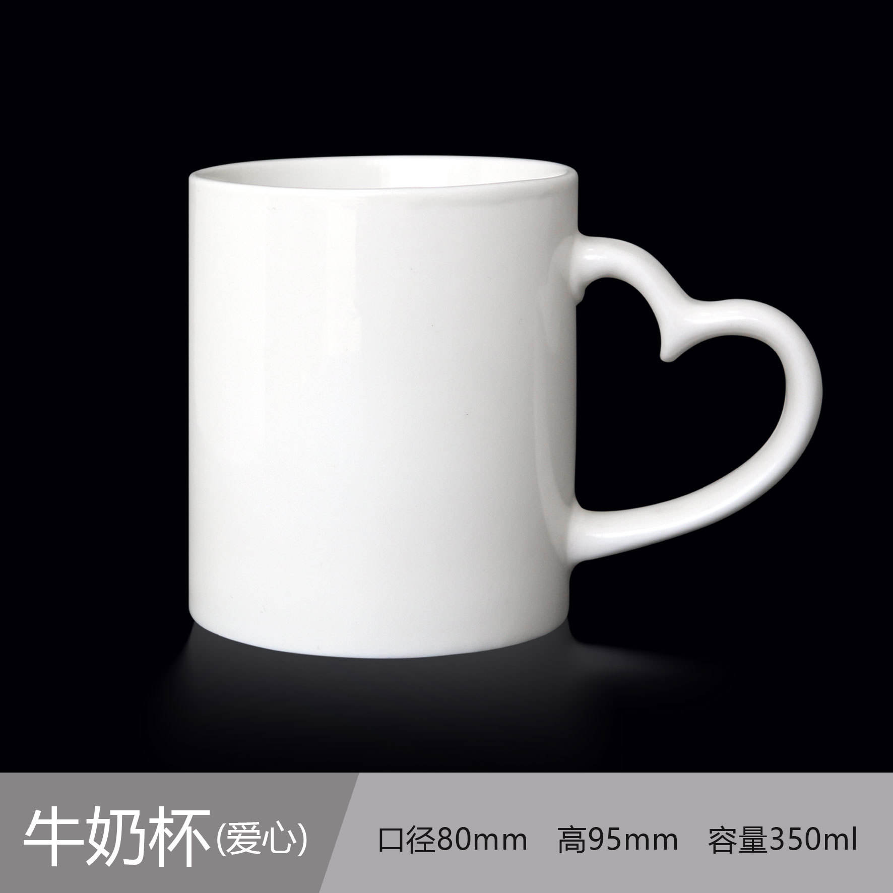 Corazón sostiene taza de leche