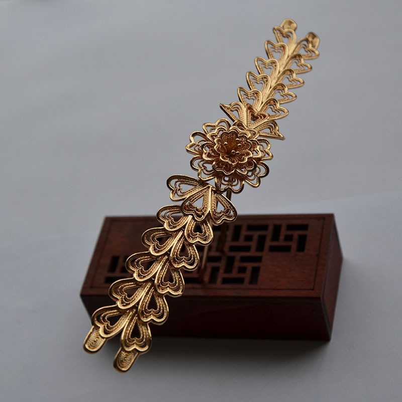 Plating with color-preserving gold