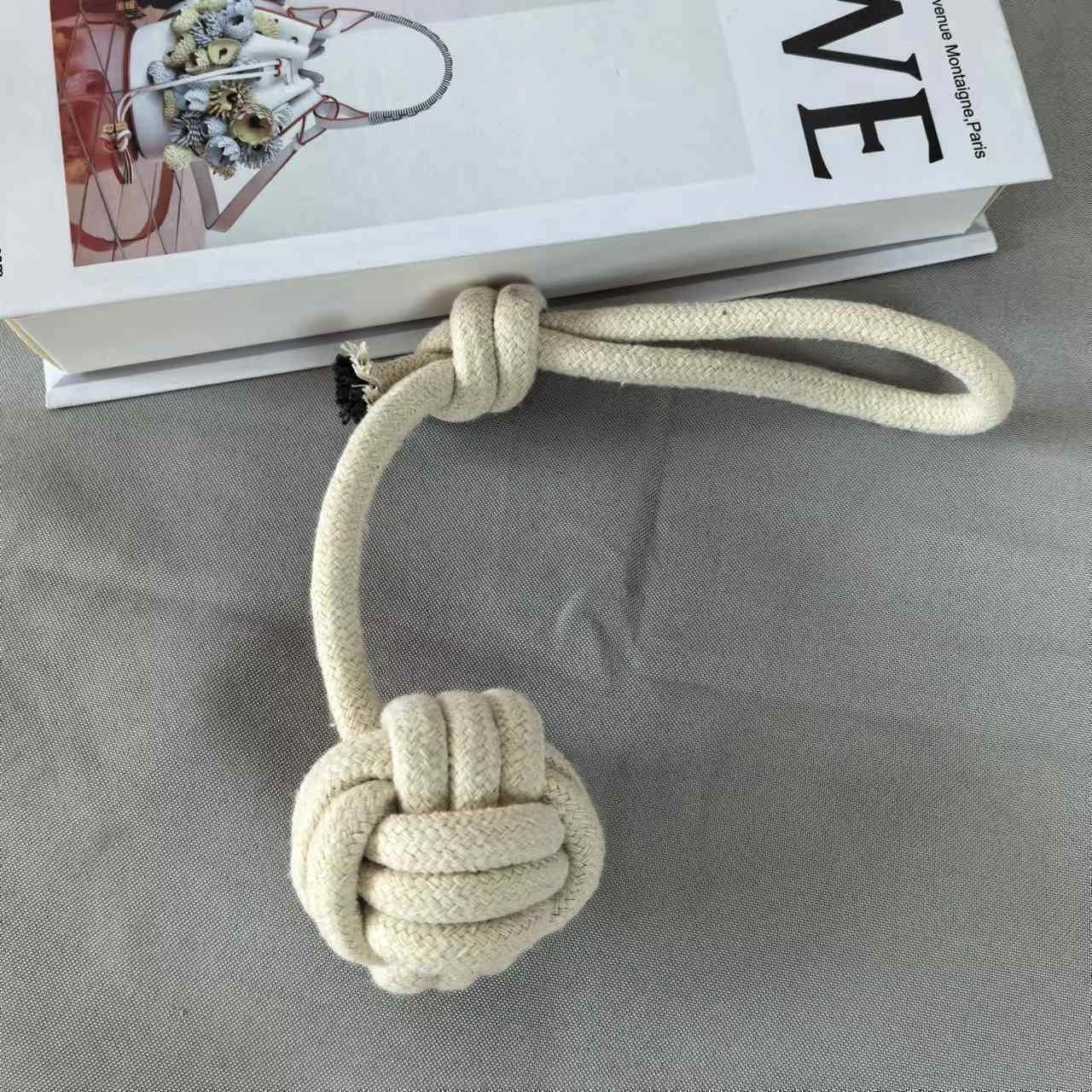 Off-white hand-stretched ball, 60g, 32cm