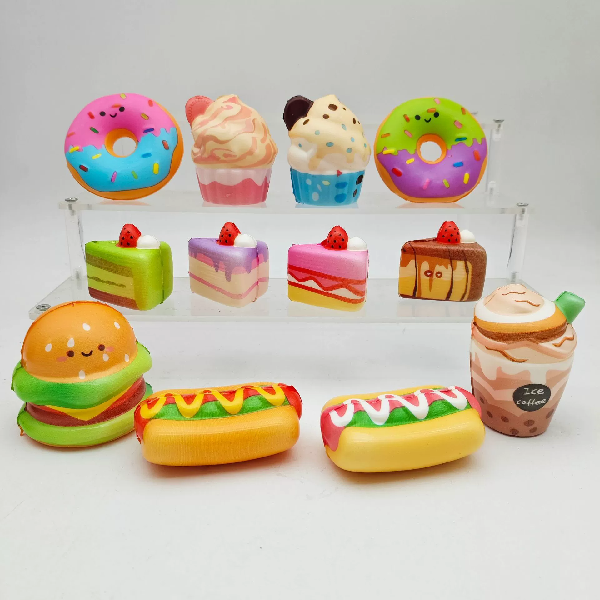Hamburguesa de pastel triangular de tamaño pequeño (altura aproximada de 4 a 8 cm).