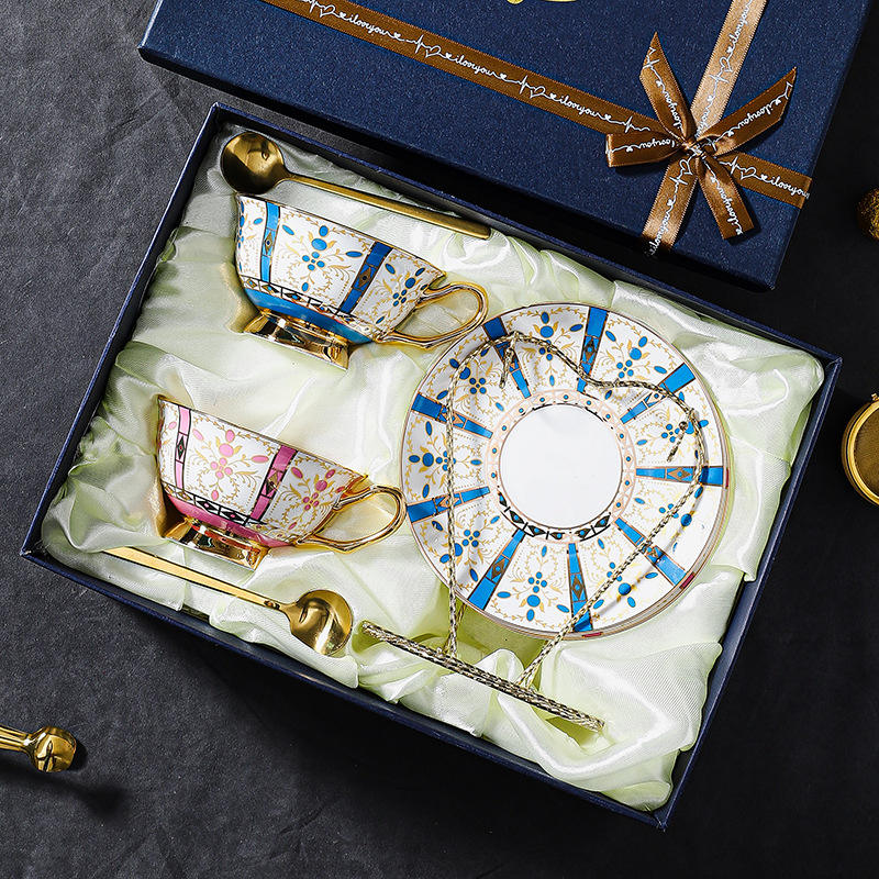 Deux tasses et soucoupes cuillère avec boîte-cadeau rack