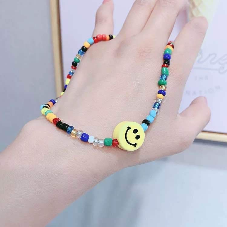 Bracelet de perles de rocaille avec visage souriant