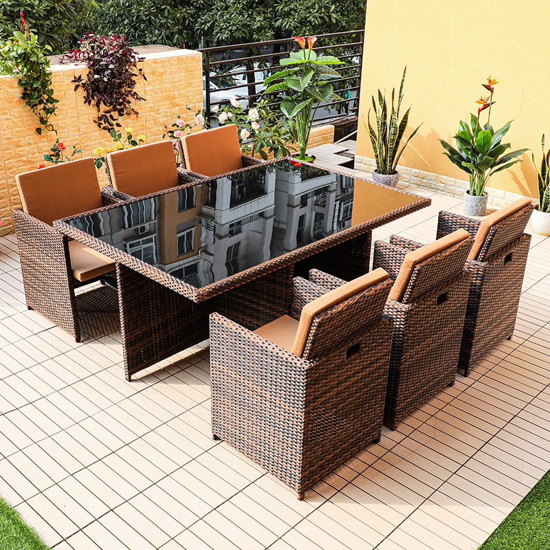 Table et 6 chaises à dossier haut