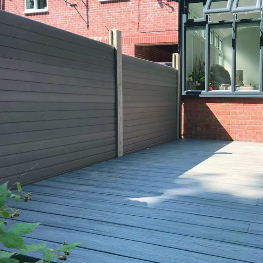 Panneaux extérieurs en wpc faciles à installer en gros Clôture extérieure en bois composite durable à faible entretien