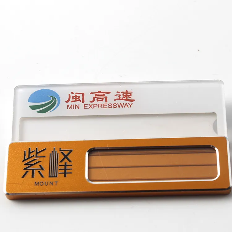 Piatti in metallo stampabili con adesivo dorato personalizzato per vestiti coustmers regali etichetta con cuciture badge con nome magnetico con logo