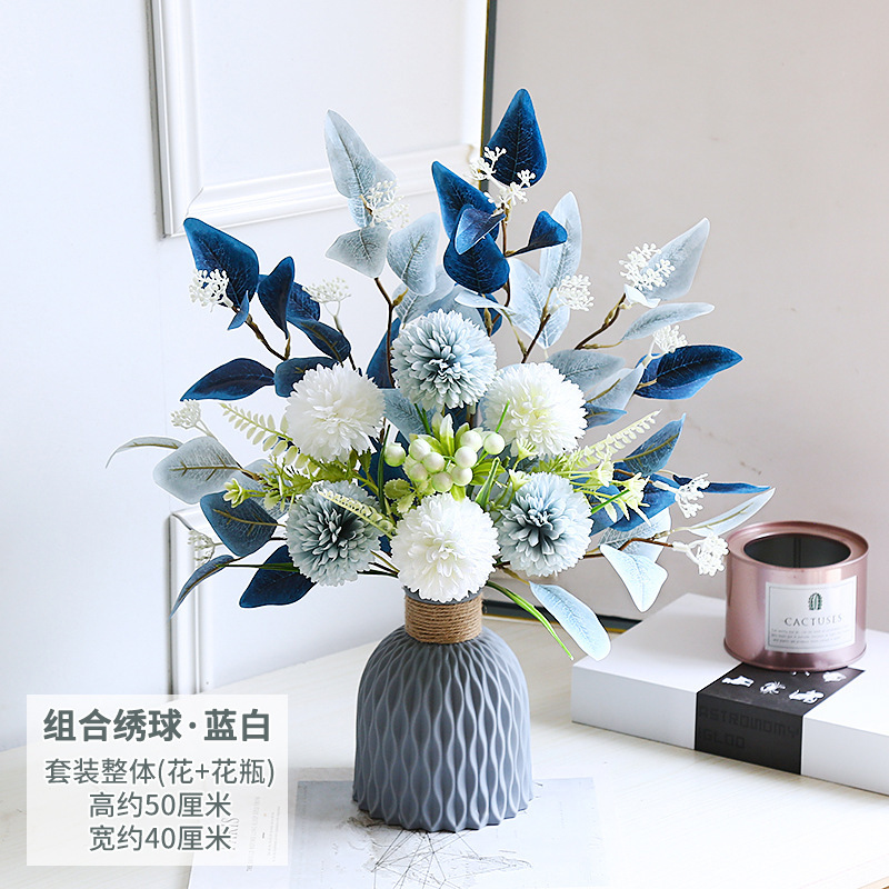 Jarrón de plástico con hortensias azules y blancas.