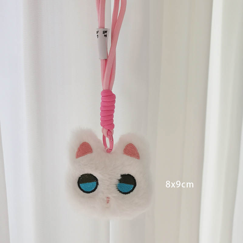 Chat bleu aux yeux clairs qui couine, blanc.