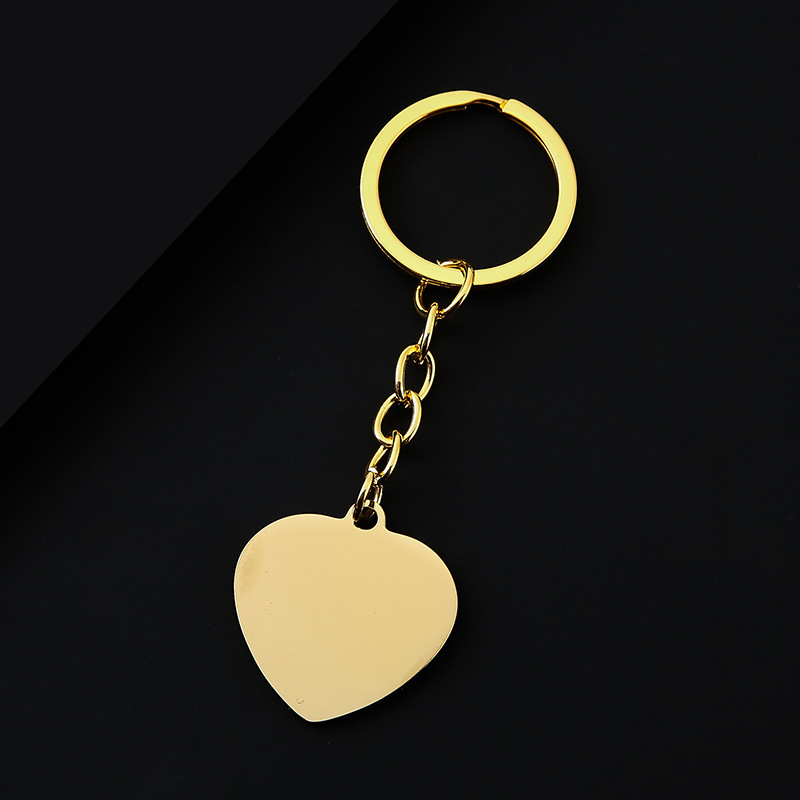 Llavero dorado con forma de corazón.