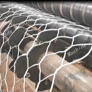 Máquina productora de malla hexagonal de gaviones de 2300mm de ancho para protección de pendientes Uso con sistema completamente automático - Product Image 5