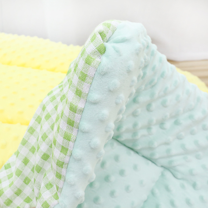 Tapis peluche en forme de haricot - peluche à carreaux verts