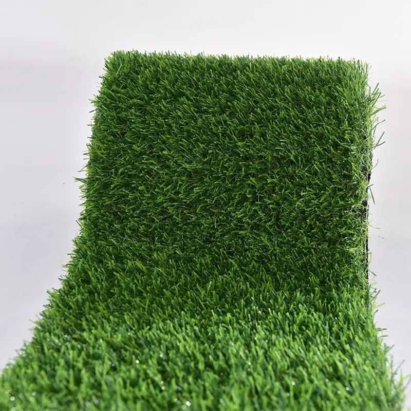 พรมหญ้าเทียมสีเขียวสังเคราะห์สำหรับตกแต่งบ้านขนาด30-40มม. จากประเทศจีน