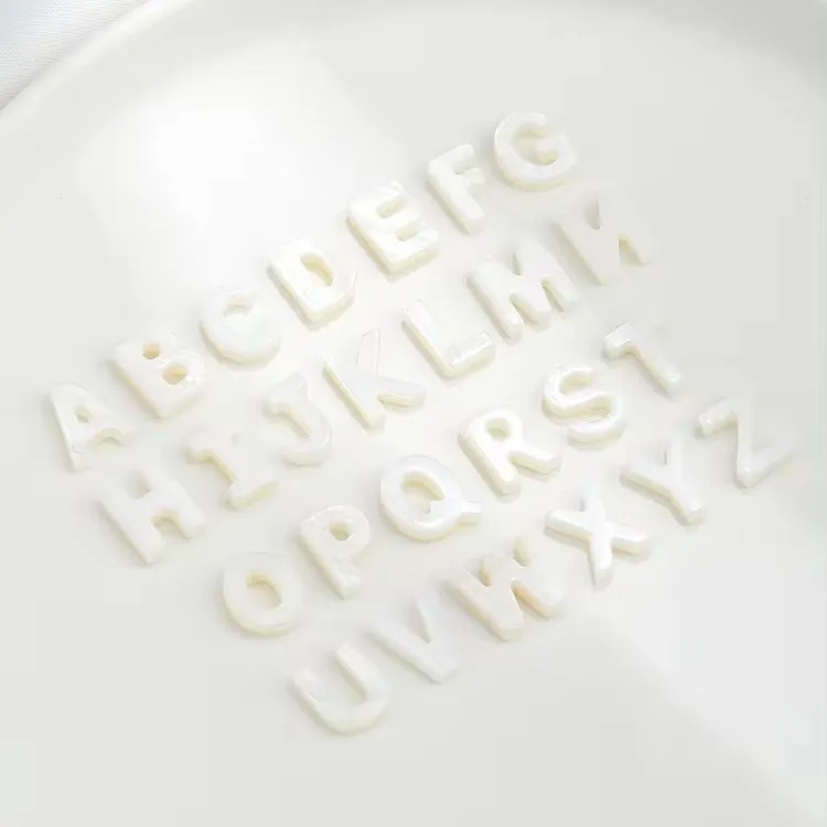 Design moderne Tendance Bijoux Charmes Initiales Coquille Naturelle 26 Lettres Alphabet Pendentifs