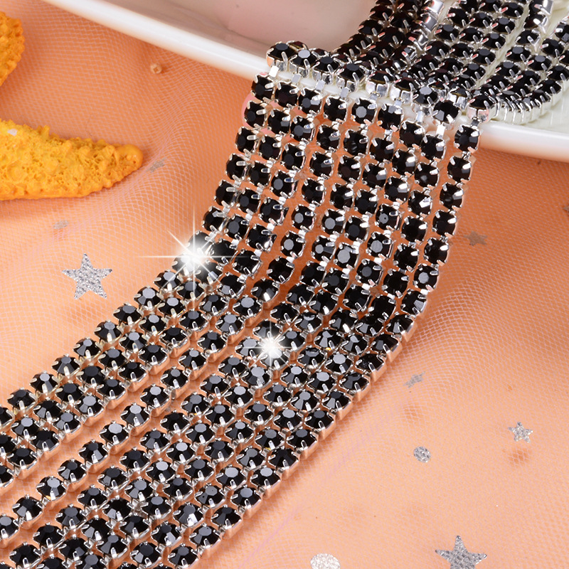 Base plateada con diamante negro.