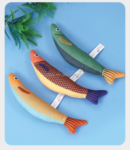 Un juguete para gatos con forma de pez simulado que contiene hierba gatera y puede ayudar a los gatos a aliviar el aburrimiento. - Product Image 5