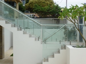Minimalist ische rahmenlose Glas geländer Edelstahl zapfen und gehärtete Sicherheits glasscheiben