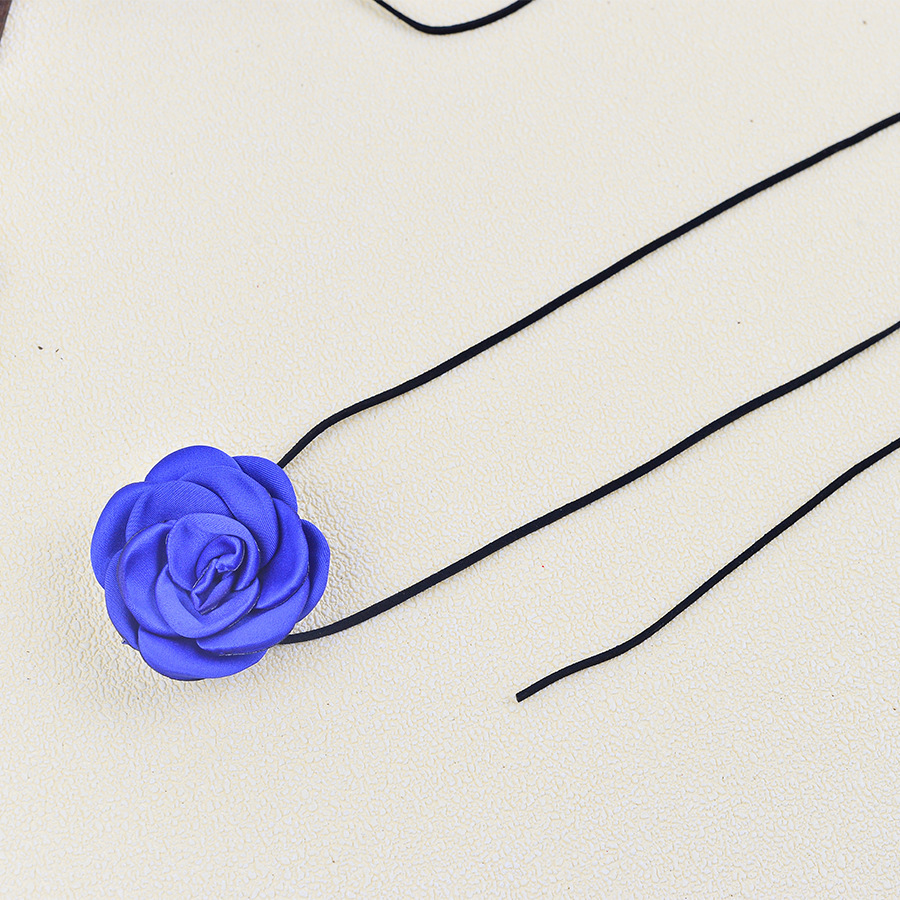 Collar de flores azules