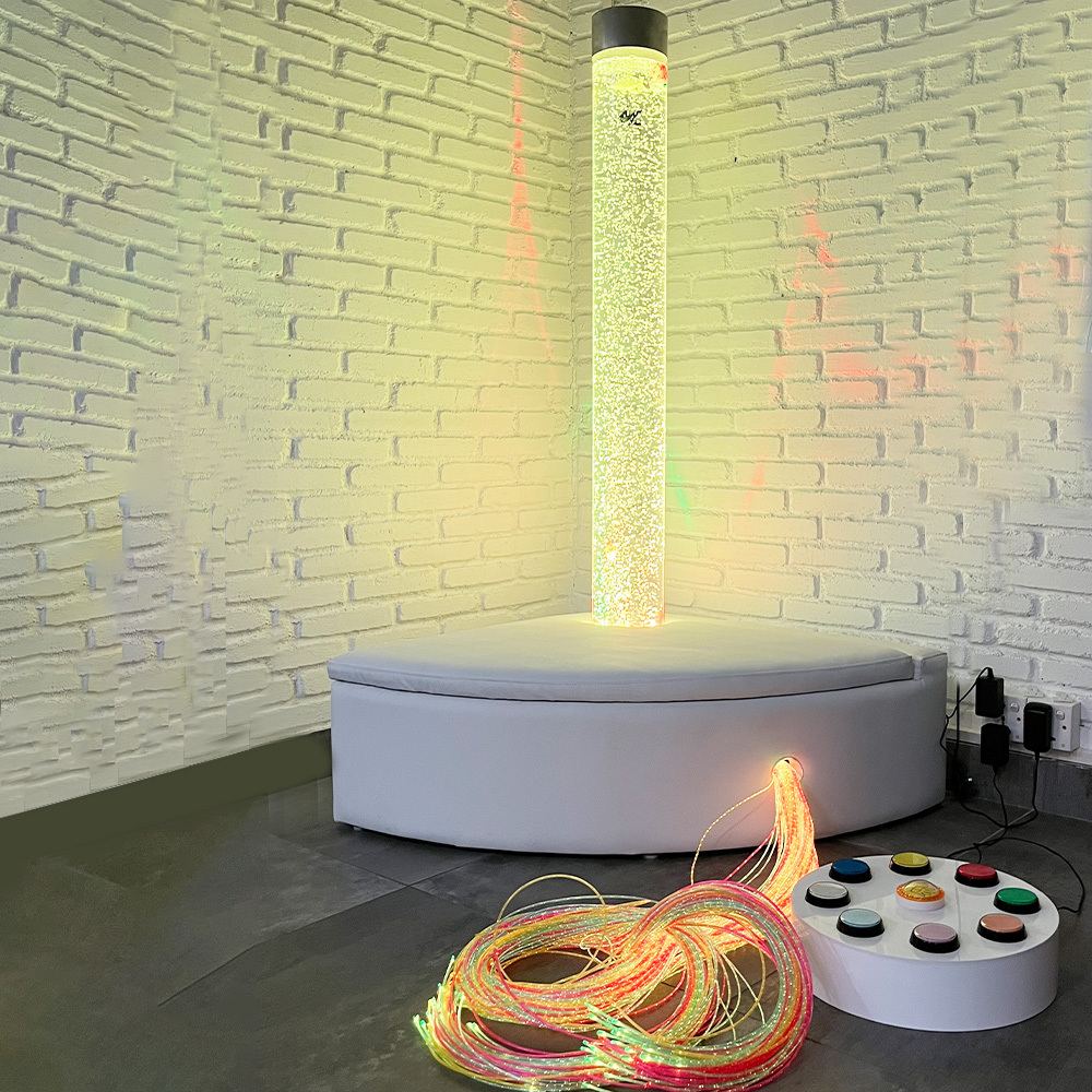 Plataforma curva blanca con fibras de colores y 1 bañera de burbujas.