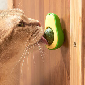 Juguete para gatos en forma de aguacate Lynpet con hierba gatera de plástico autocurativo comestible gatito jugando juguete divertido girado para lamer gatos - Product Image 4