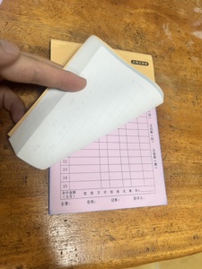 华宝定制无碳复印NCR纸印刷记事本销售发票簿，具有可自定义的重复功能