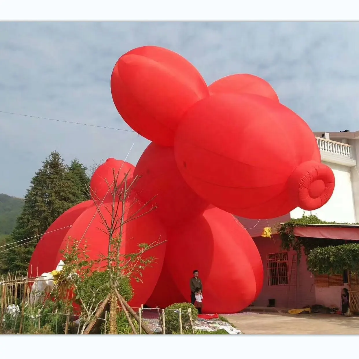 โมเดลสุนัขเป่าลมขนาดยักษ์พร้อมเครื่องเป่าลมรูปสุนัขเป่าลมสีแดงสำหรับโฆษณา