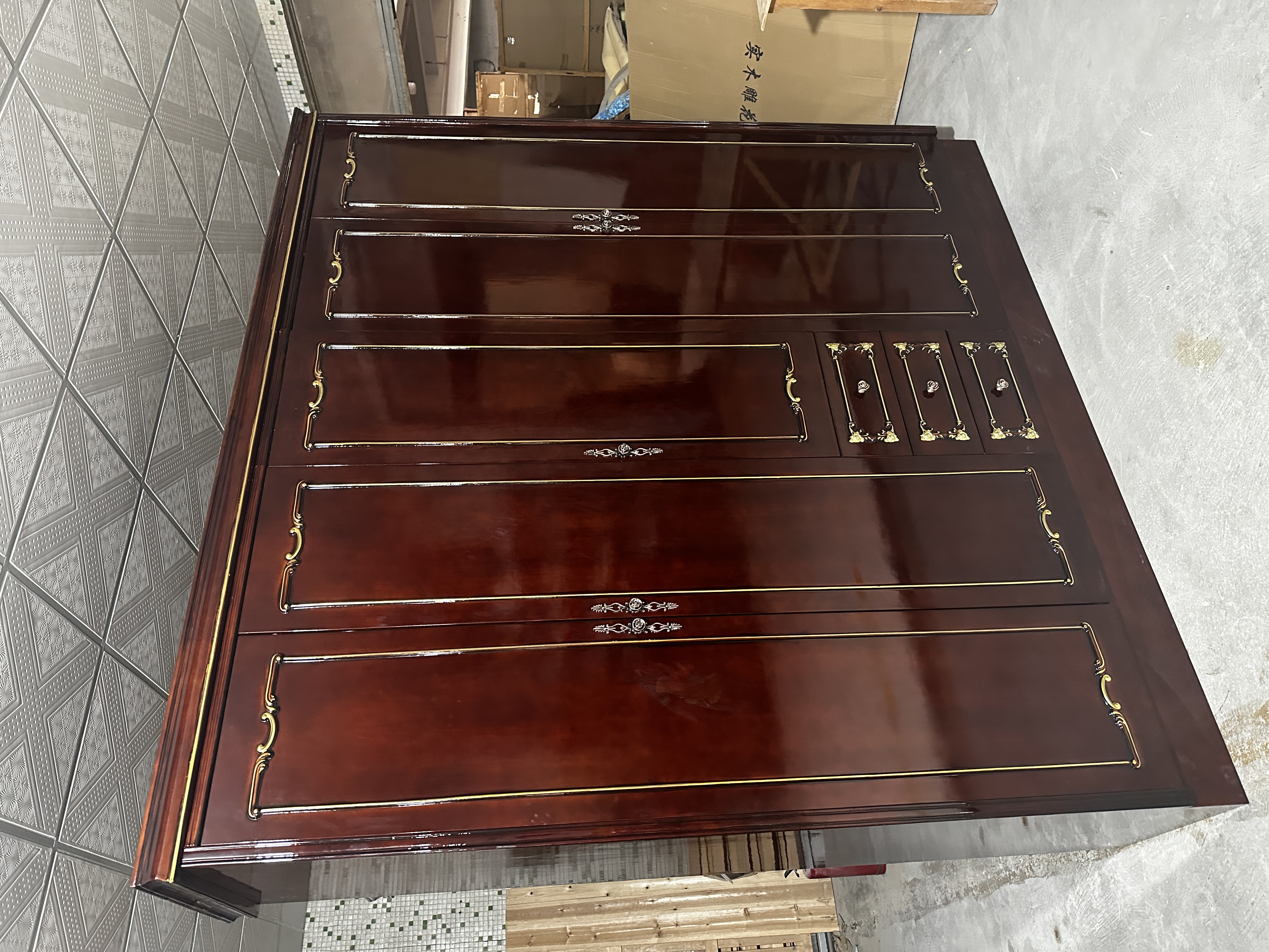 A five-door wardrobe with no flowers at the top.