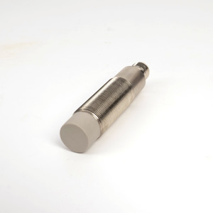 Serie FHc para sensor de proximidad inductivo M18 8,0mm IP67 sin contacto 79mm Tipo de conector sin ras - Product Image 1