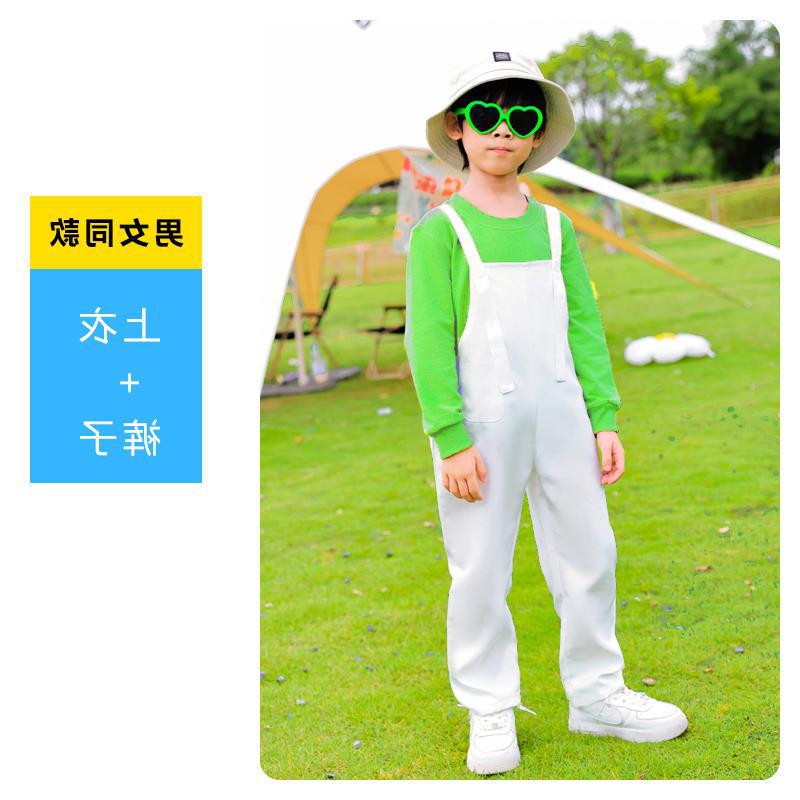 เสื้อยืดแขนยาวสีเขียวอ่อนและชุดเอี๊ยม