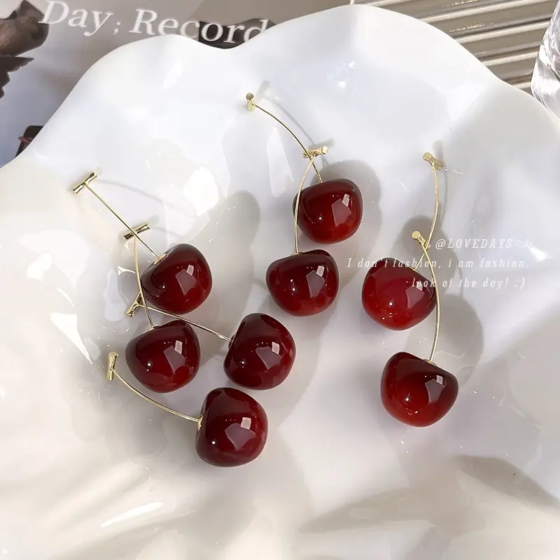Brincos de cereja pendurados femininos moda doce cereja vermelha frutas parafusos 2023 nova moda de luxo joia leve