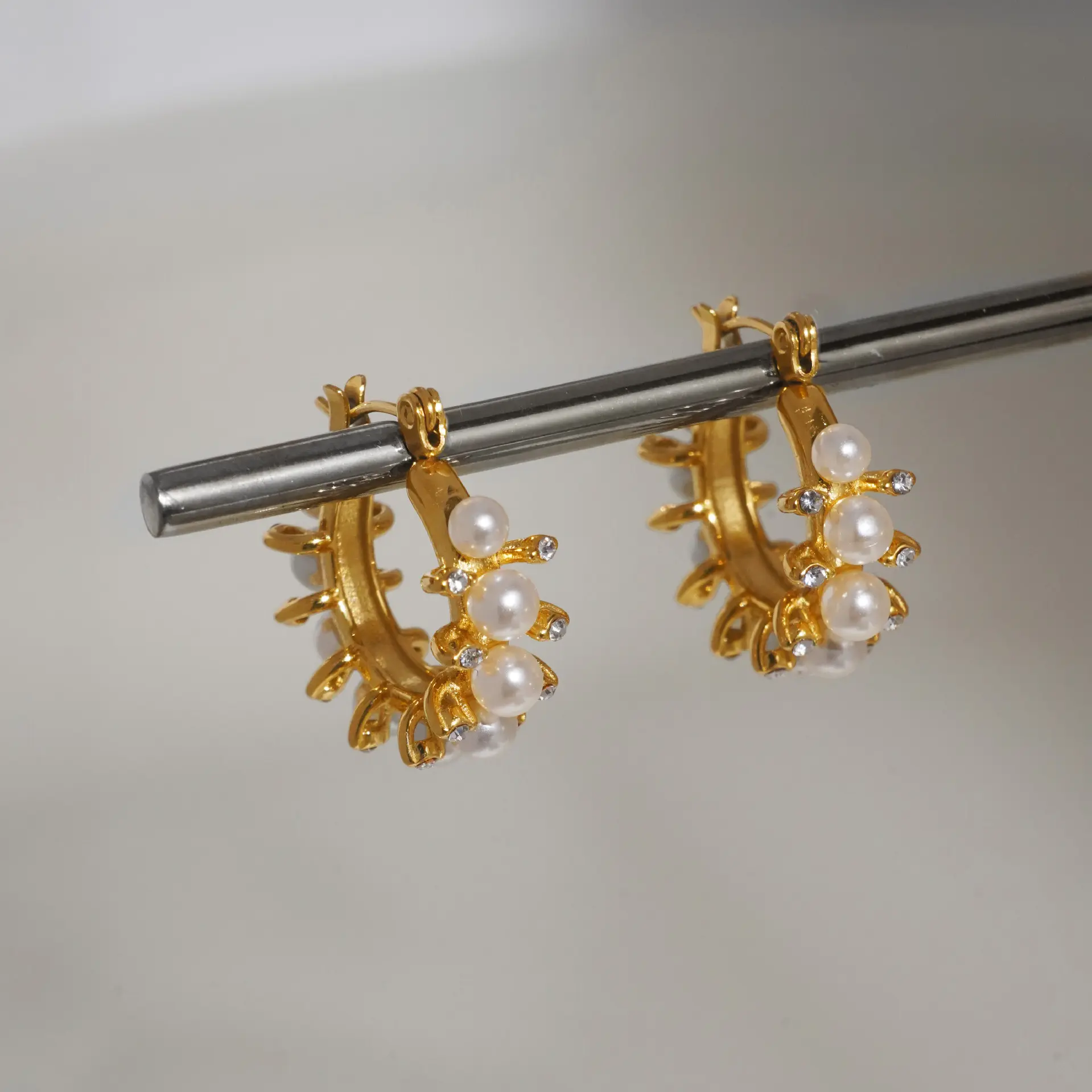 18k oro impermeabile in acciaio inossidabile perla corallo intarsiato con zircone bianco gioielli orecchini a cerchio per donna