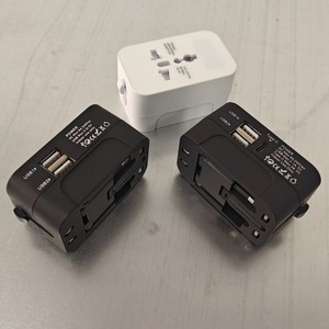黑色通用开关电源适配器多功能一体全球旅行适配器，带c型USB充电端口 - Product Image 2