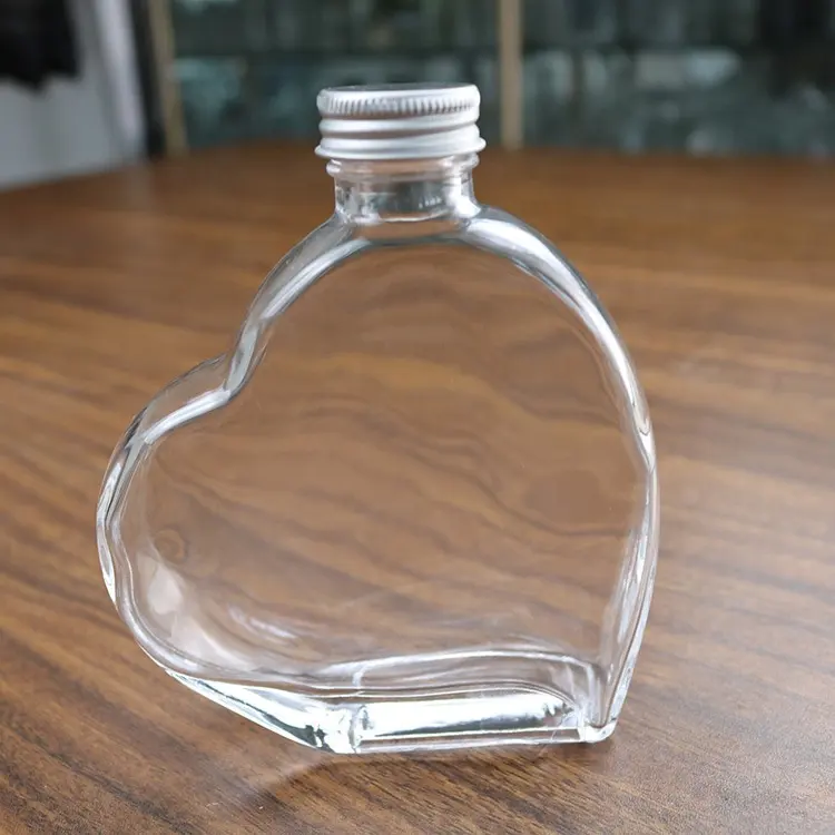 Recyclable 150ml 6oz अद्वितीय विशेष प्यार दिल के आकार का गिलास शराब की बोतल के साथ ठंड कॉफी जूस की बोतल एल्यूमीनियम पेंच टोपी