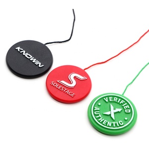 Etiquetas de sellado de ropa, logotipo de marca en relieve 3D personalizado, etiquetas colgantes de plástico, cerraduras de cuerda para zapatillas de deporte - Product Image 1