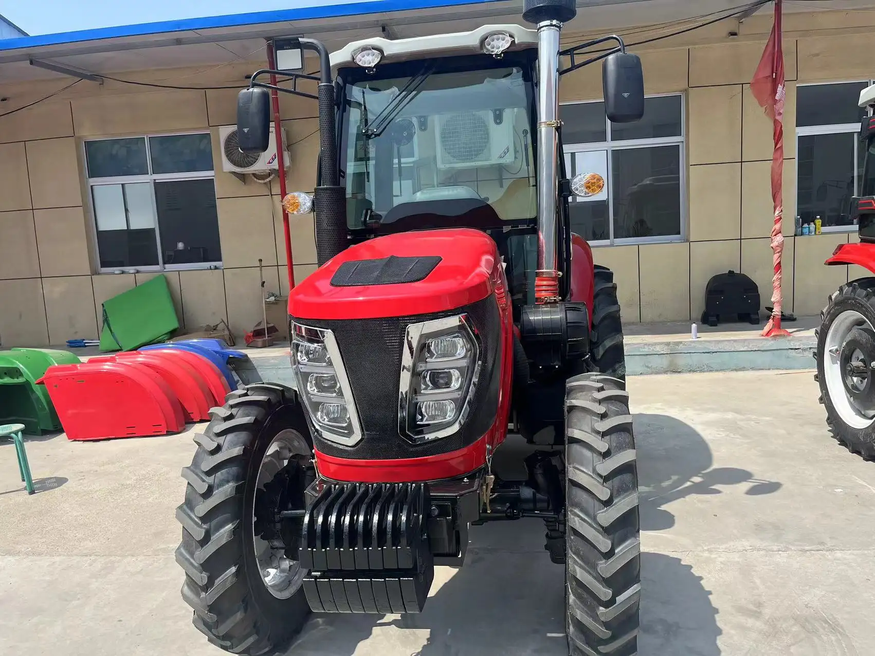 LUTIAN Design pertanian kecil untuk grosir traktor mini 50HP 60HP 70hp traktor pertanian Harga traktor mini