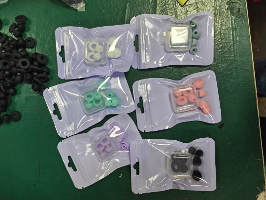 1 paire de bouchons d'oreille avec 4 embouts, emballés dans un sachet OPP.