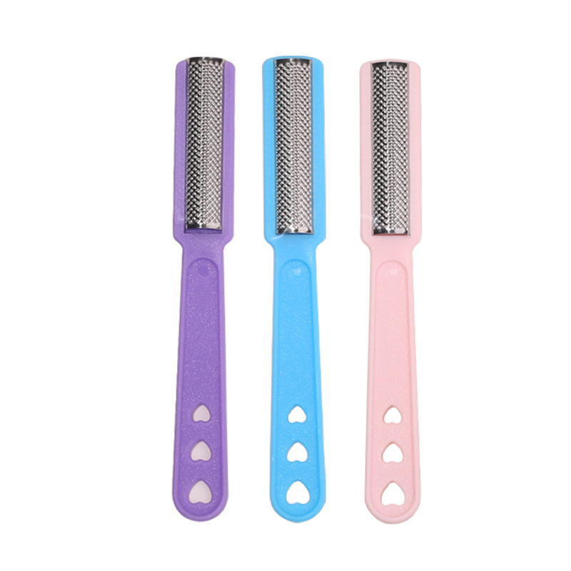 Cepillo para pies con inserto de tres corazones (color aleatorio)