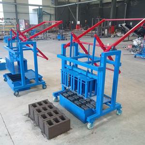 Máquina de fabricación de ladrillos de pavimentación semiautomática Manual pequeña, máquina de bloques huecos de hormigón de cemento de enclavamiento móvil - Product Image 3