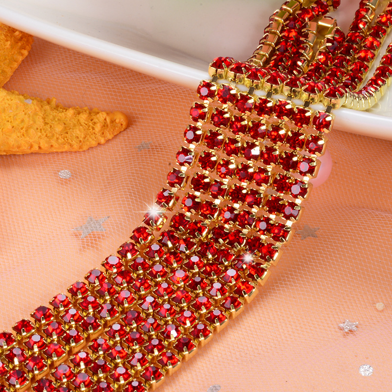 Fondo dorado con rojo brillante.