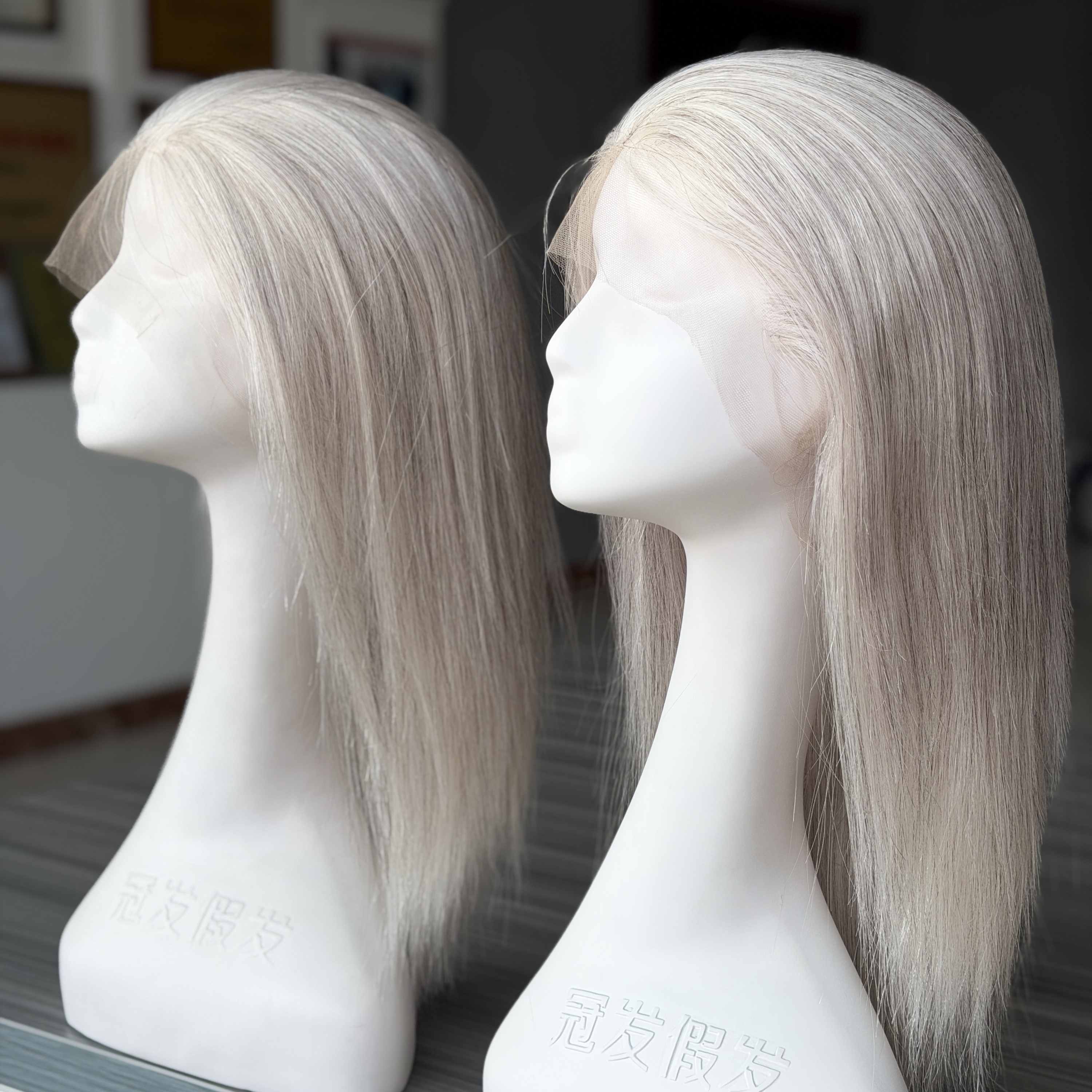 Blond platine argenté glacé