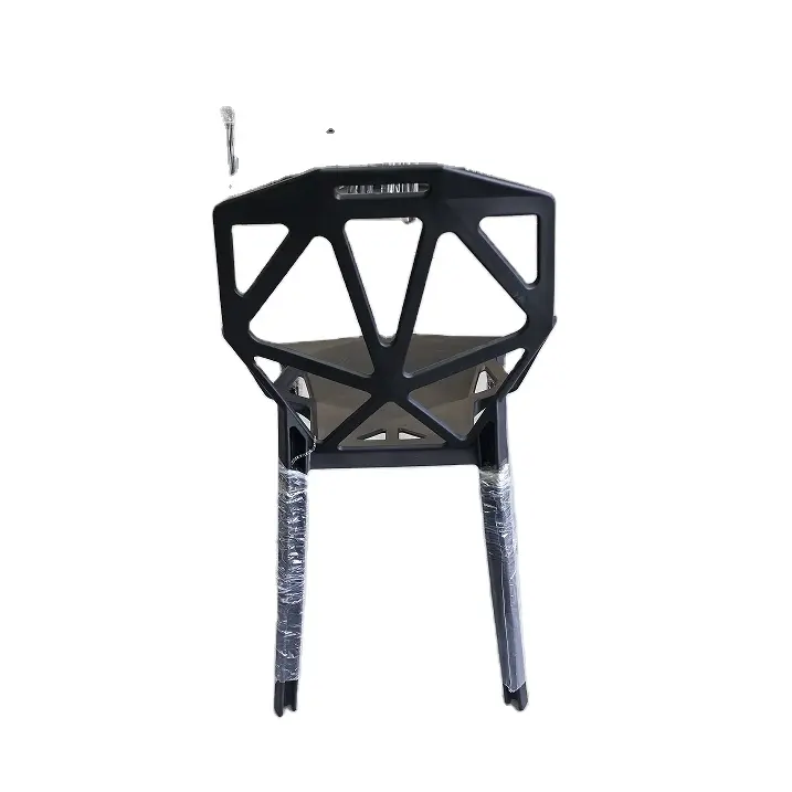 신라 모더나 매지스 원 플라스틱 퍼포라도 네그라 모던 원 블랙 천공 플라스틱 의자