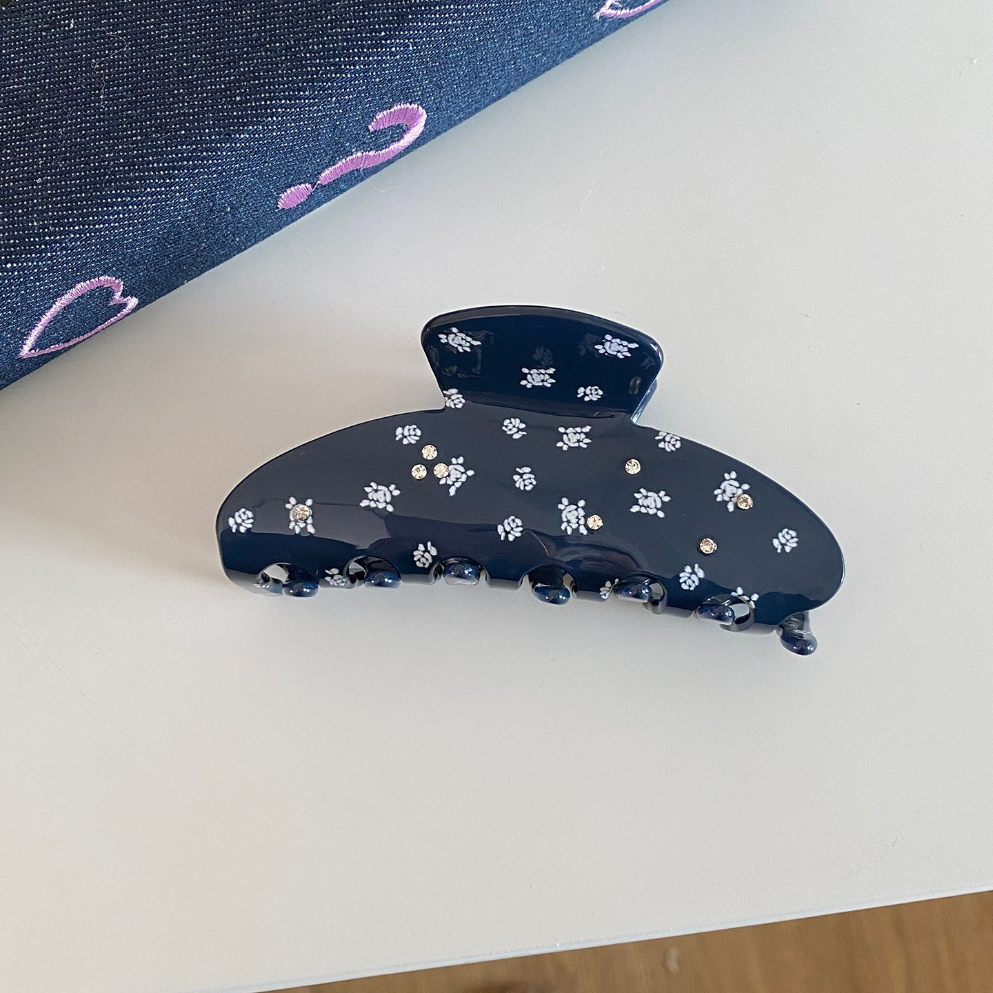 Patrón floral azul oscuro