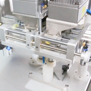 Tappatrice semiautomatica per bottiglie piccole, tappatrice per bottiglie di plastica - Product Image 3