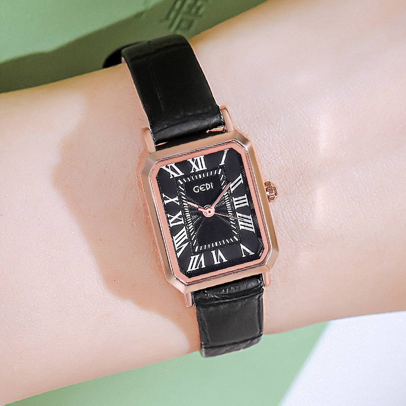 Coque en or rose, plaque noire et bracelet noir