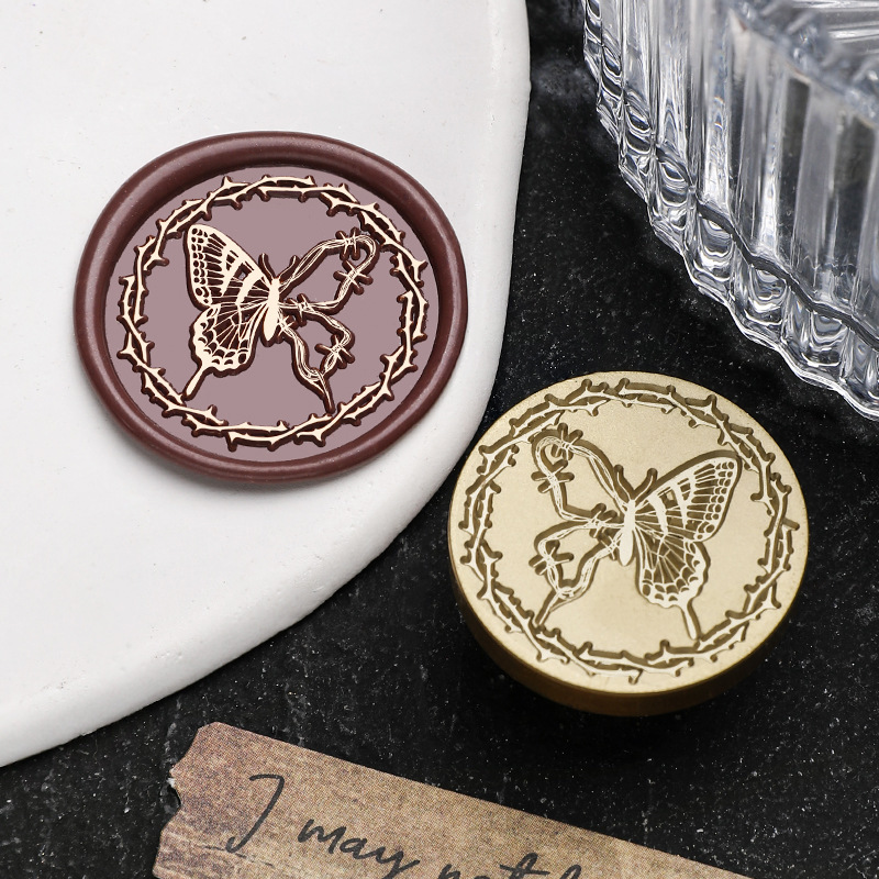 Un papillon cassé (circular, couche plate, 3 cm)