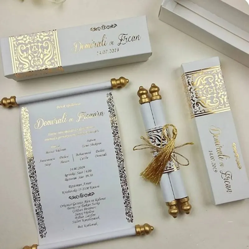 Nicro personalizza la lamina d'oro in stile reale che timbra una scatola unica di carta da imballaggio con nappine, rotolo di carta, biglietti d'invito di nozze