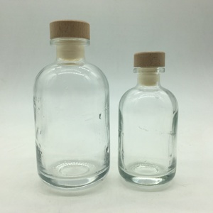 空杜松子酒瓶玻璃材料带软木塞的空酒瓶