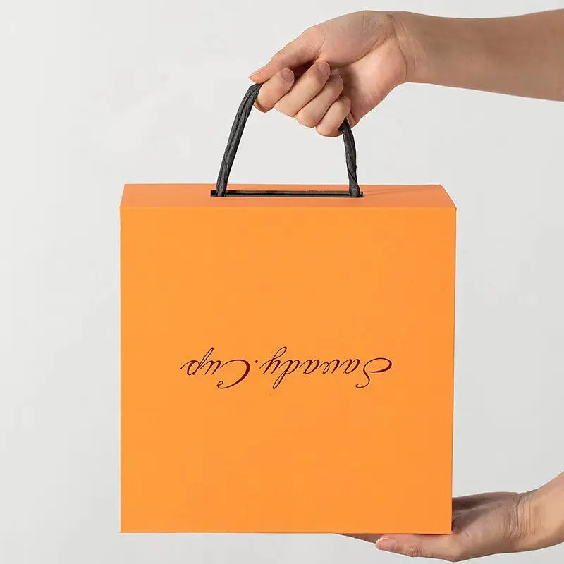 Sacchetto di carta kraft marrone bianco per acquisti regali logo personalizzato sacchetto di carta stampa di vestiti personalizzati sacchetto di carta con manico